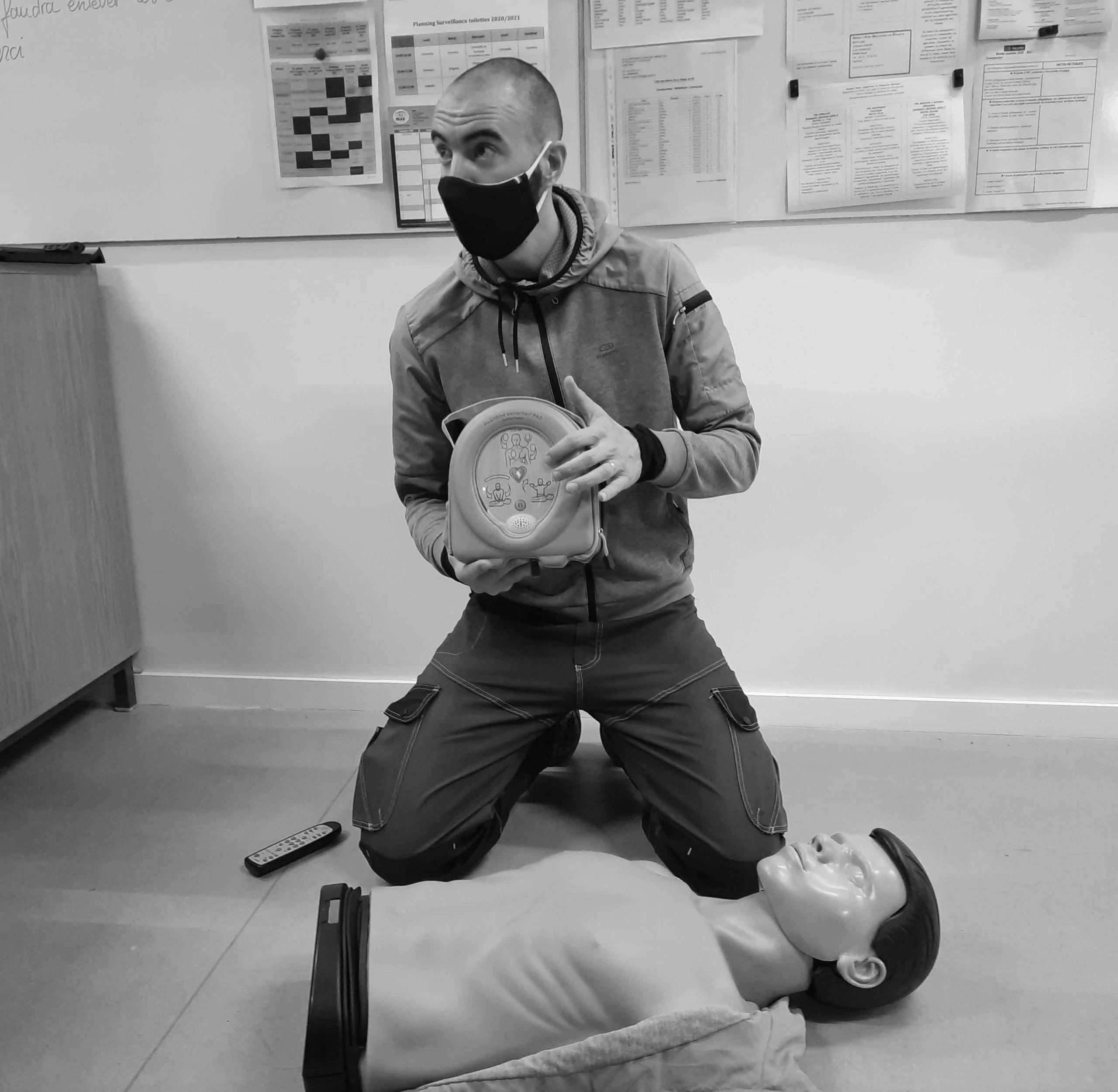 S’équiper d’un défibrillateur. Formation A Coeur Vaillant Défbrillateurs S'équiper d'un défibrillateur. Formation A Coeur Vaillant Défbrillateurs