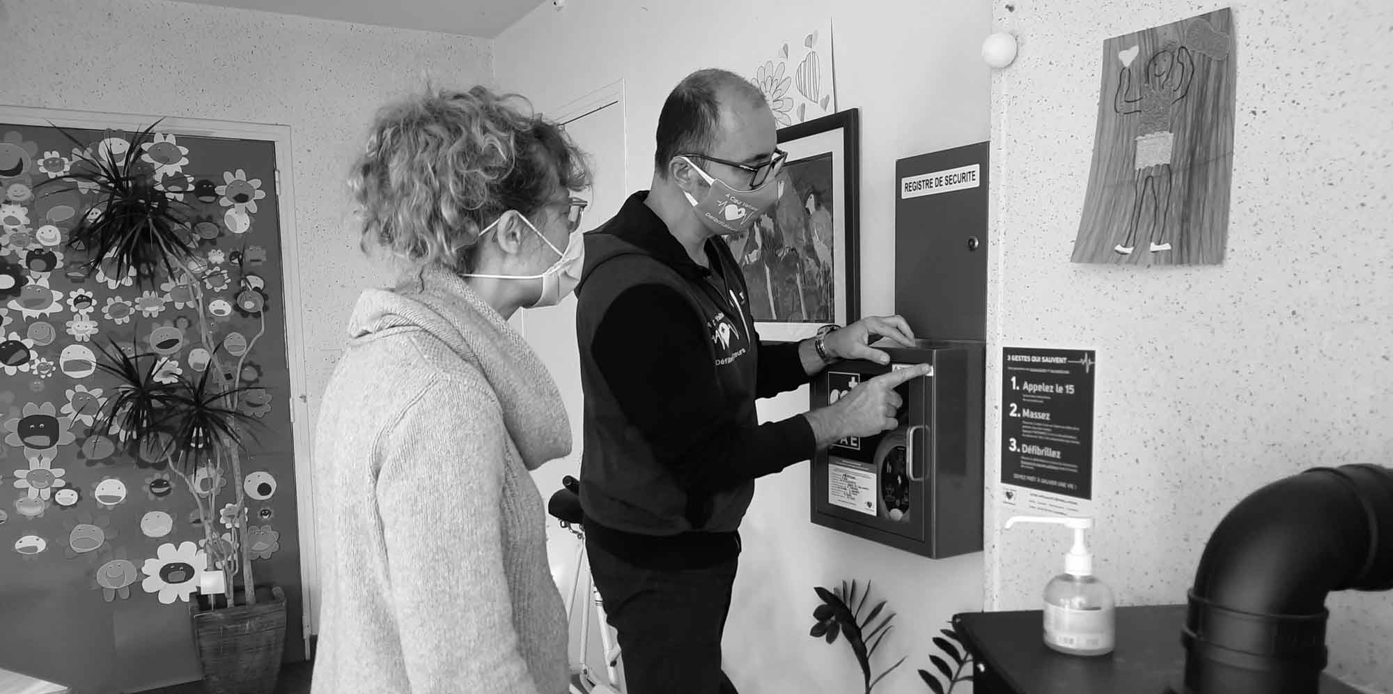 Installation défibrillateur À Coeur Vaillant Défibrillateurs Photo