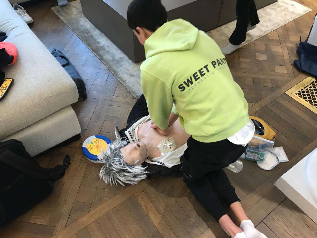 Les enfants peuvent ils être formés aux gestes qui sauvent ? Alerter, Masser, Défibriller, pas de prérequis, ni d’âge minimum. ACV Les enfants peuvent ils être formés aux gestes qui sauvent ? Alerter, Masser, Défibriller, pas de prérequis, ni d'âge minimum. ACV