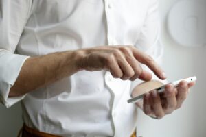 Utilisateur de l’application Staying Alive pour devenir bon samaritain